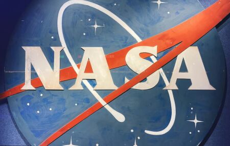 Sonda da NASA capta imagens raras da Terra, gerando descobertas cient&iacute;ficas &uacute;nicas. 