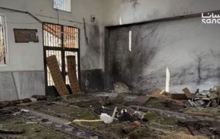 Mesquita atingida por bomba na S&iacute;ria.