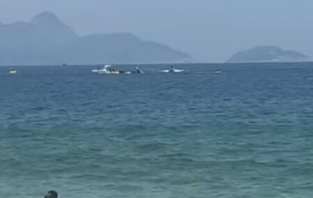 Avi&atilde;o ultraleve cai em praia de Copacabana. 