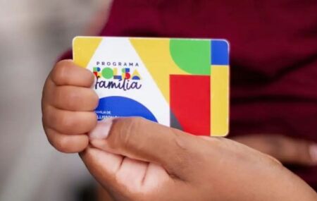 Homem segurando cart&atilde;o do Bolsa Fam&iacute;lia.