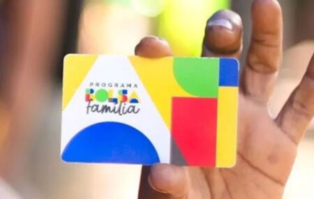 Pessoa segurando cart&atilde;o do Bolsa Fam&iacute;lia.