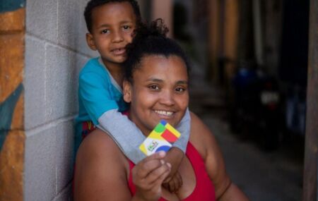 M&atilde;e e filho com cart&atilde;o do Bolsa Fam&iacute;lia.