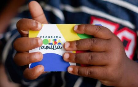 Crian&ccedil;a com cart&atilde;o do Bolsa Fam&iacute;lia.