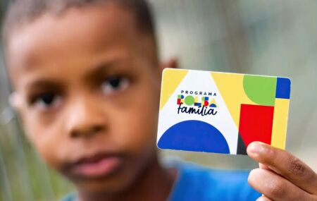 Crian&ccedil;a com cart&atilde;o do Bolsa Fam&iacute;lia.