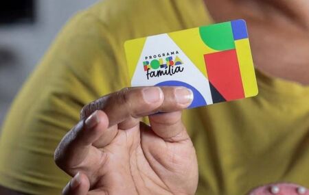 Pessoa segurando cart&atilde;o do Bolsa Fam&iacute;lia.