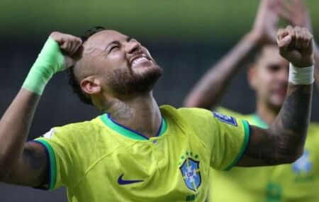 Neymar comemorando gol contra a Bol&iacute;via em 2023. Brasil fica no grupo C da Copa do Mundo 2026.