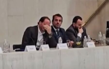 Carlos Bolsonaro chorando na Alesp.