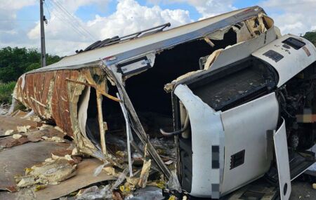 Carreta que tombou na BR-101, em Ribeir&atilde;o.