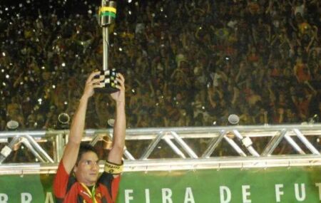 Durval, capit&atilde;o do Sport, erguendo a ta&ccedil;a da Copa do Brasil 2008.