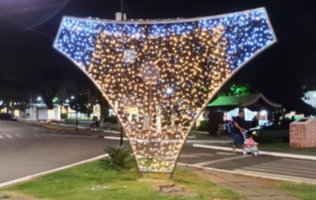 Cidade ganha calcinha iluminada gigante como decora&ccedil;&atilde;o de natal.