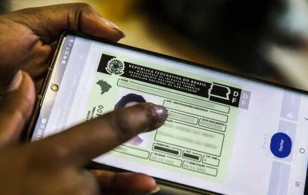 A renova&ccedil;&atilde;o autom&aacute;tica da CNH beneficia bons condutores sem multas, mas exclui maiores de 70 anos. 