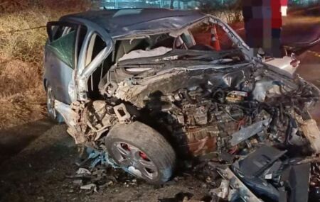 Carro destru&iacute;do ap&oacute;s colis&atilde;o frontal com caminh&atilde;o, na BR-232.