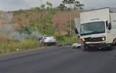 Local da colis&atilde;o entre carro e caminh&atilde;o-ba&uacute;.