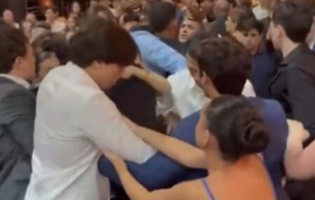 Confus&atilde;o em formatura de escola do Recife.