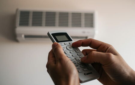 Bot&atilde;o esquecido no ar-condicionado reduz conta de luz em at&eacute; 40% sem sacrificar o conforto. 