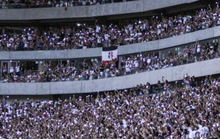 Torcida do Santa Cruz lota a Arena de Pernambuco.