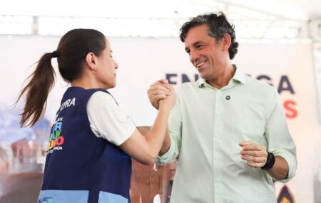 Governadora Raquel Lyra apertando a m&atilde;o de Daniel Coelho.