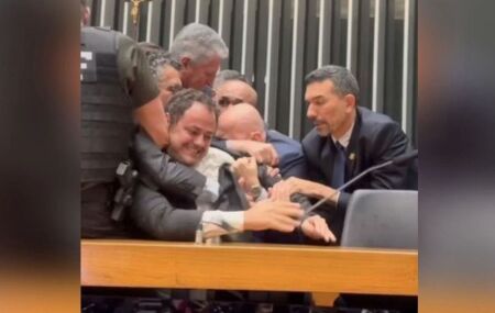 Deputado federal Glauber Braga &eacute; retirado &agrave; for&ccedil;a.