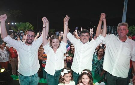 Lula e Eduardo da Fonte ao lado do prefeito de Timba&uacute;ba, em Pernambuco.