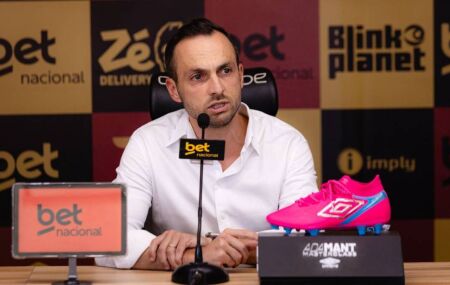 Enrico Ambroghini durante coletiva de imprensa pelo Sport.