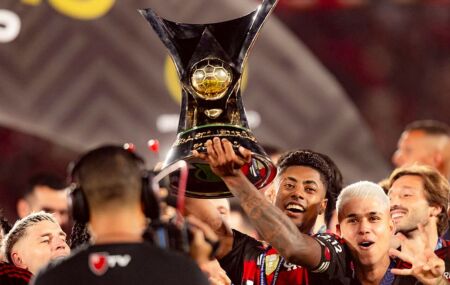 Flamengo levanta a ta&ccedil;a de Campe&atilde;o Brasileiro de 2025.