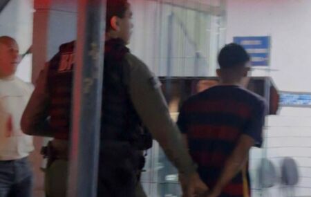 Flanelinha sendo detido no Recife.