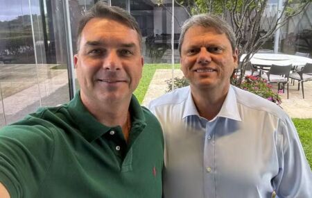 Fl&aacute;vio Bolsonaro e Tarc&iacute;sio de Freitas.