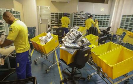 Funcion&aacute;rios dos Correios.