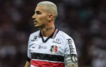 Thiago Galhardo revela cr&iacute;tica a ex-companheiro de Santa Cruz: "falso crente".