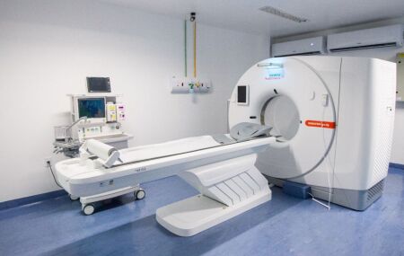 M&aacute;quina de resson&acirc;ncia magn&eacute;tica em unidade de sa&uacute;de.