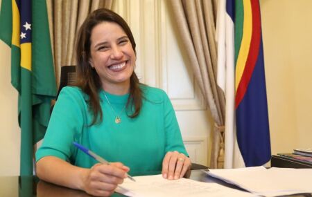 Governadora Raquel Lyra assinando documento.