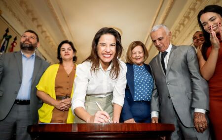 Governadora Raquel Lyra assinando um papel.
