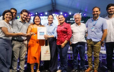 Governadora Raquel Lyra entrega resid&ecirc;ncias em Igarassu.