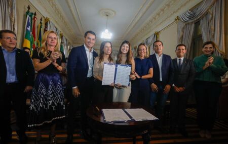 Governadora Raquel Lyra firma conv&ecirc;nio para juventude.
