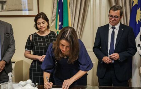 Raquel Lyra assinando documento no Pal&aacute;cio do Governo.