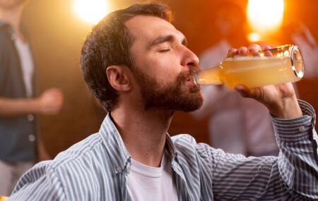 Homem bebendo cerveja. 