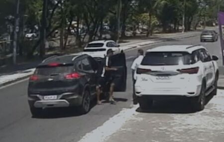 Momento em que homem &eacute; assaltado em posto de combust&iacute;vel no Recife.