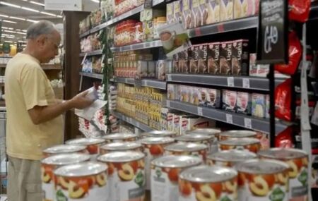 Homem fazendo compra em um Supermercado.