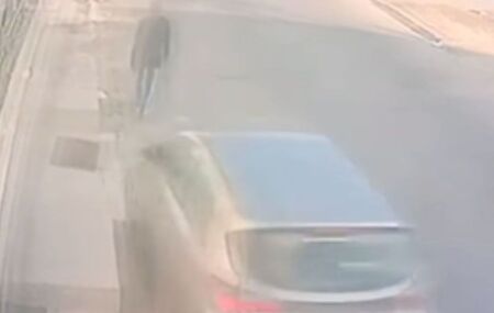 Momento em que carro atropela idoso.