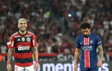 Jogador do Flamengo rindo e jogador do PSG triste.