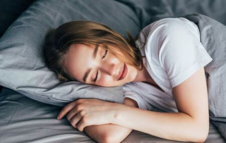 Imagem ilustrativa de uma mulher dormindo em uma cama.