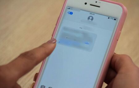 Imagem ilustrativa de uma pessoa mandando mensagem no celular.