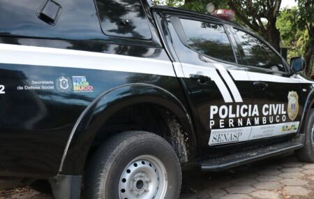 Viatura da Pol&iacute;cia Civil de Pernambuco, no p&aacute;tido do DHPP.