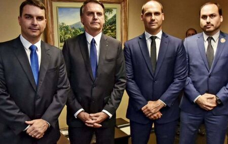 Jair Bolsonaro ao lado dos seus filhos.