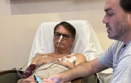 Jair e Carlos Bolsonaro no hospital.