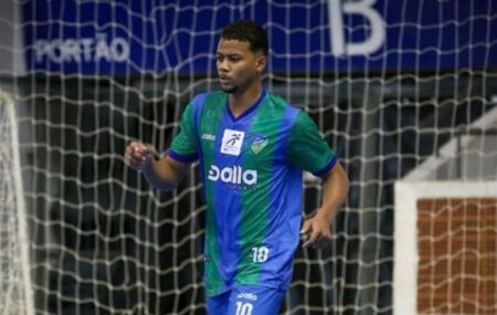 Jogador de futsal morre ap&oacute;s perder o equil&iacute;brio e cair do telhado de hotel no Recife