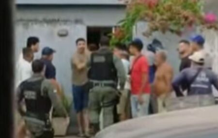 Momento em que pol&iacute;cia prende jovem de 18 anos, suspeito de esfaquear idosa.