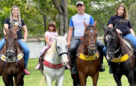 Pastor J&uacute;nior T&eacute;rcio com sua fam&iacute;lia montada em cavalos.