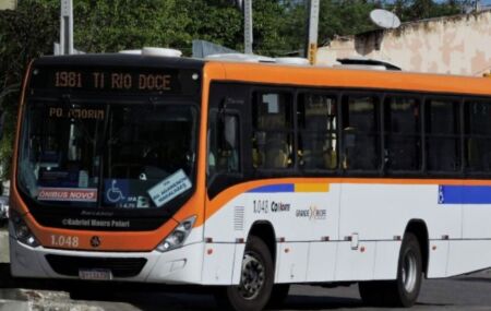 &Ocirc;nibus que faz linha Rio Doce.