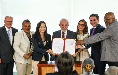 Lula assinando decreto que reconhece cultura gospel como manifesta&ccedil;&atilde;o cultural.